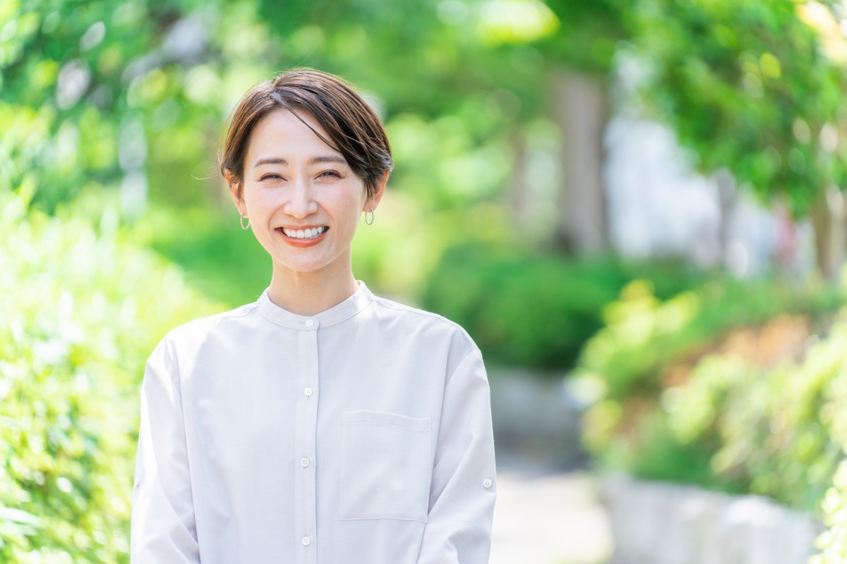 歯のクリーニングに満足して微笑む女性