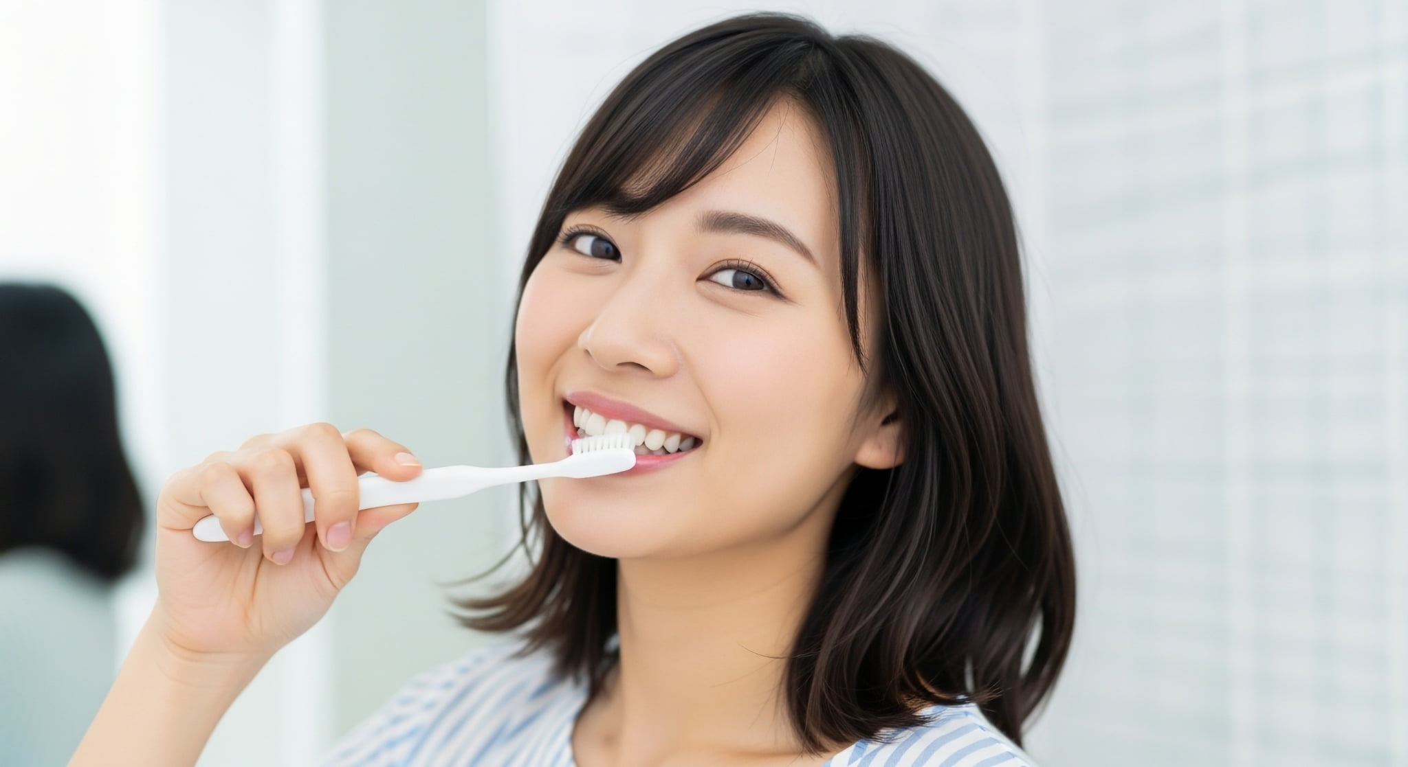 食後の歯磨きをするマウスピース矯正中の女性