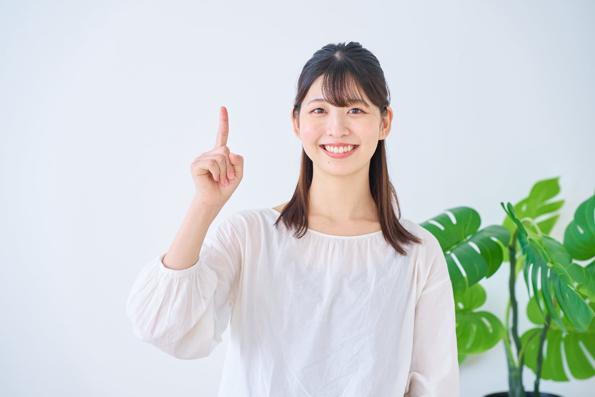 マウスピース矯正中での歯磨きの注意点を伝える女性