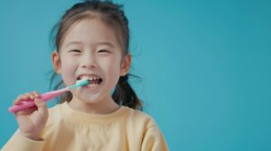 笑顔で歯磨きをしている子ども