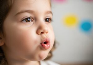 MFT（口腔筋機能療法）のトレーニングをする子ども