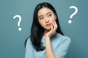 根管治療は何回通うのか考える女性