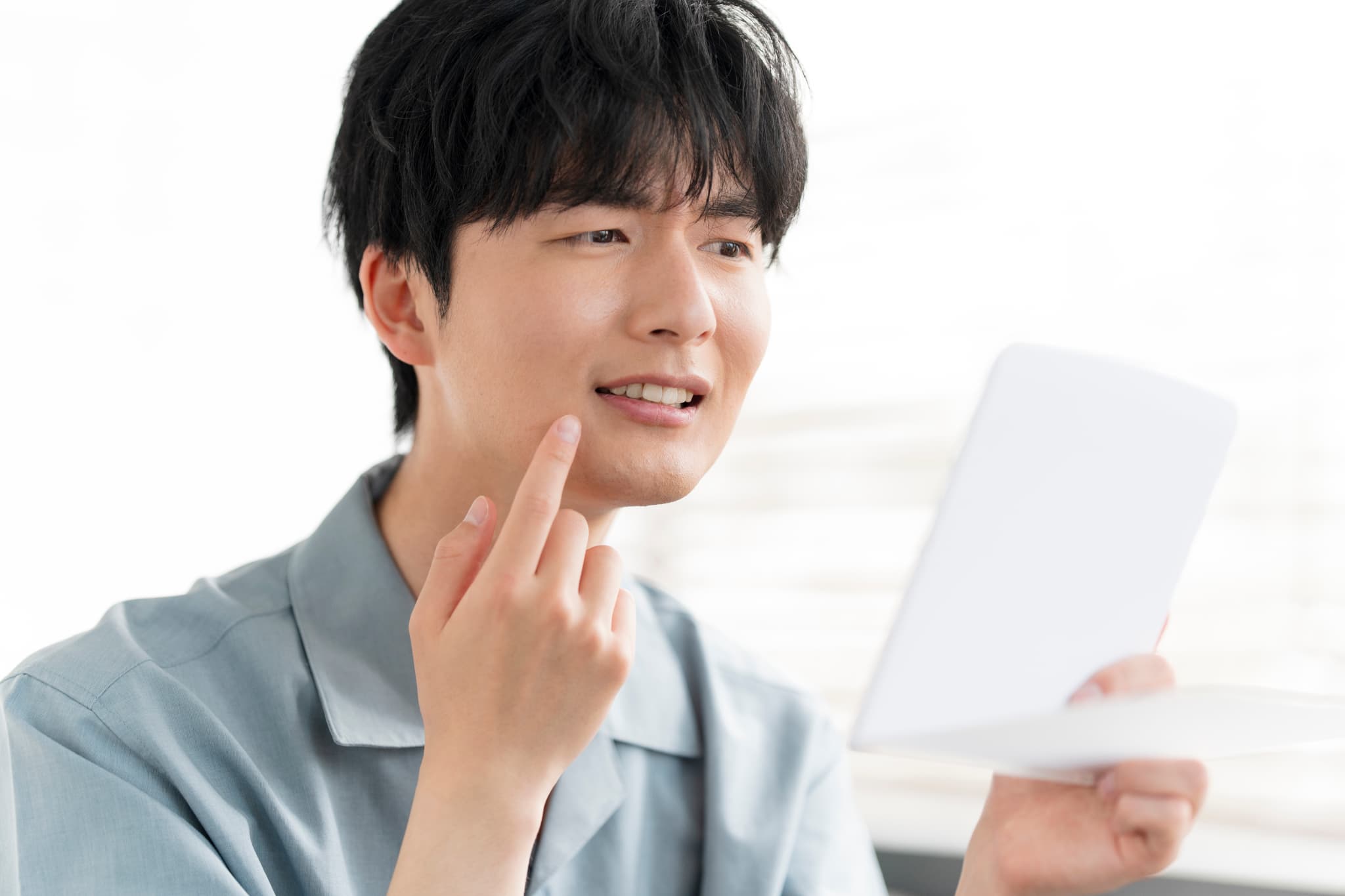斜めに生えた親知らずを気にする男性