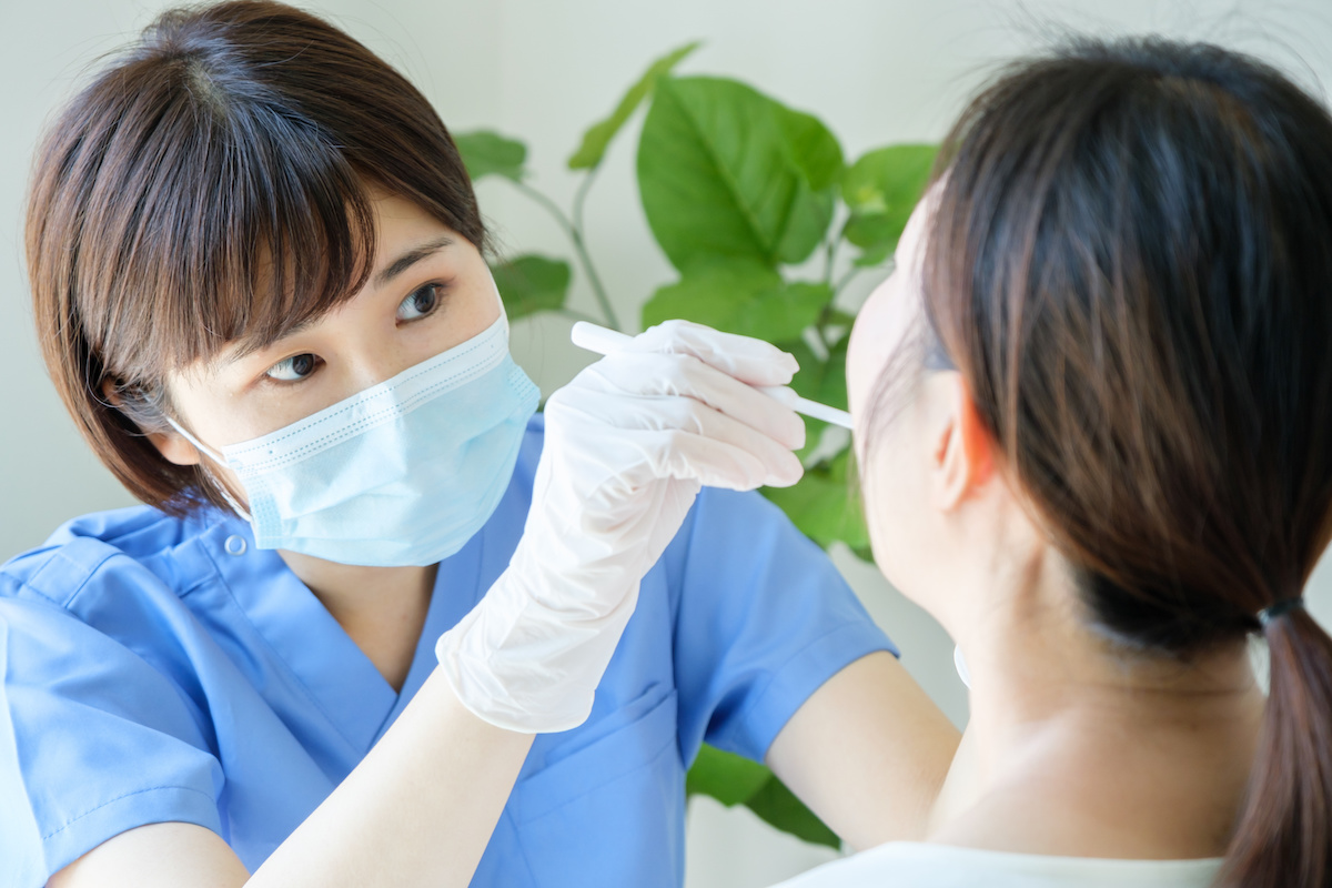 歯周病のために定期検診を受ける人