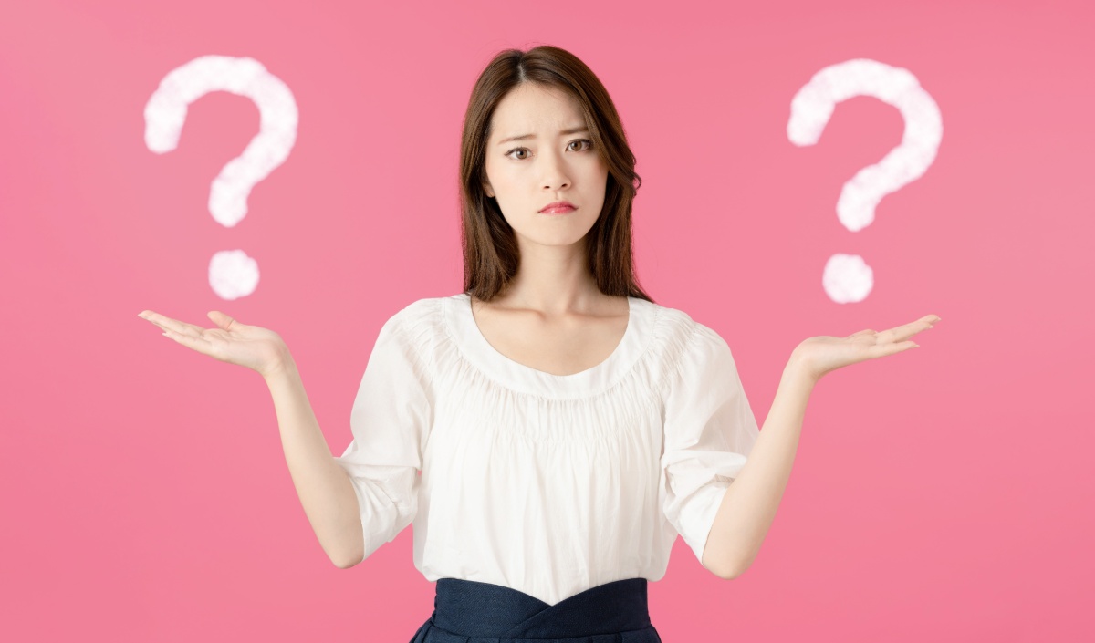 審美歯科と一般歯科との違いをハテナマークを飛ばして考える女性
