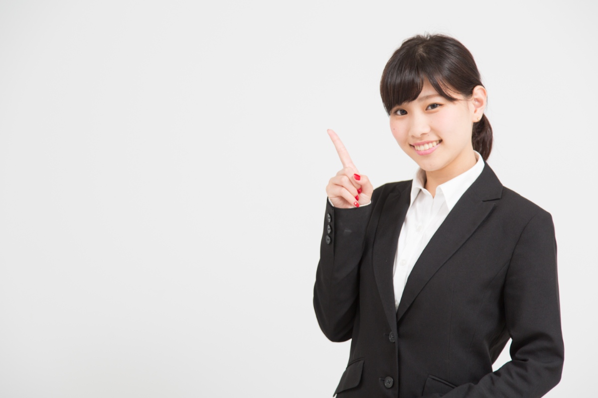 インプラント治療の費用が高額な理由について説明する女性