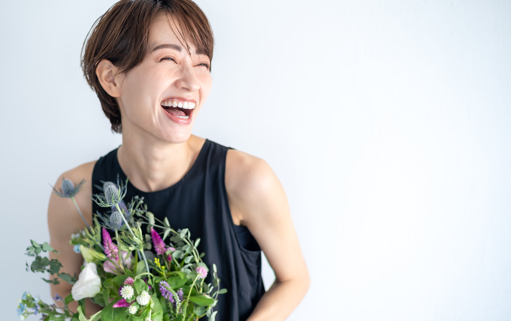 審美歯科治療で美しい歯になった笑顔の女性