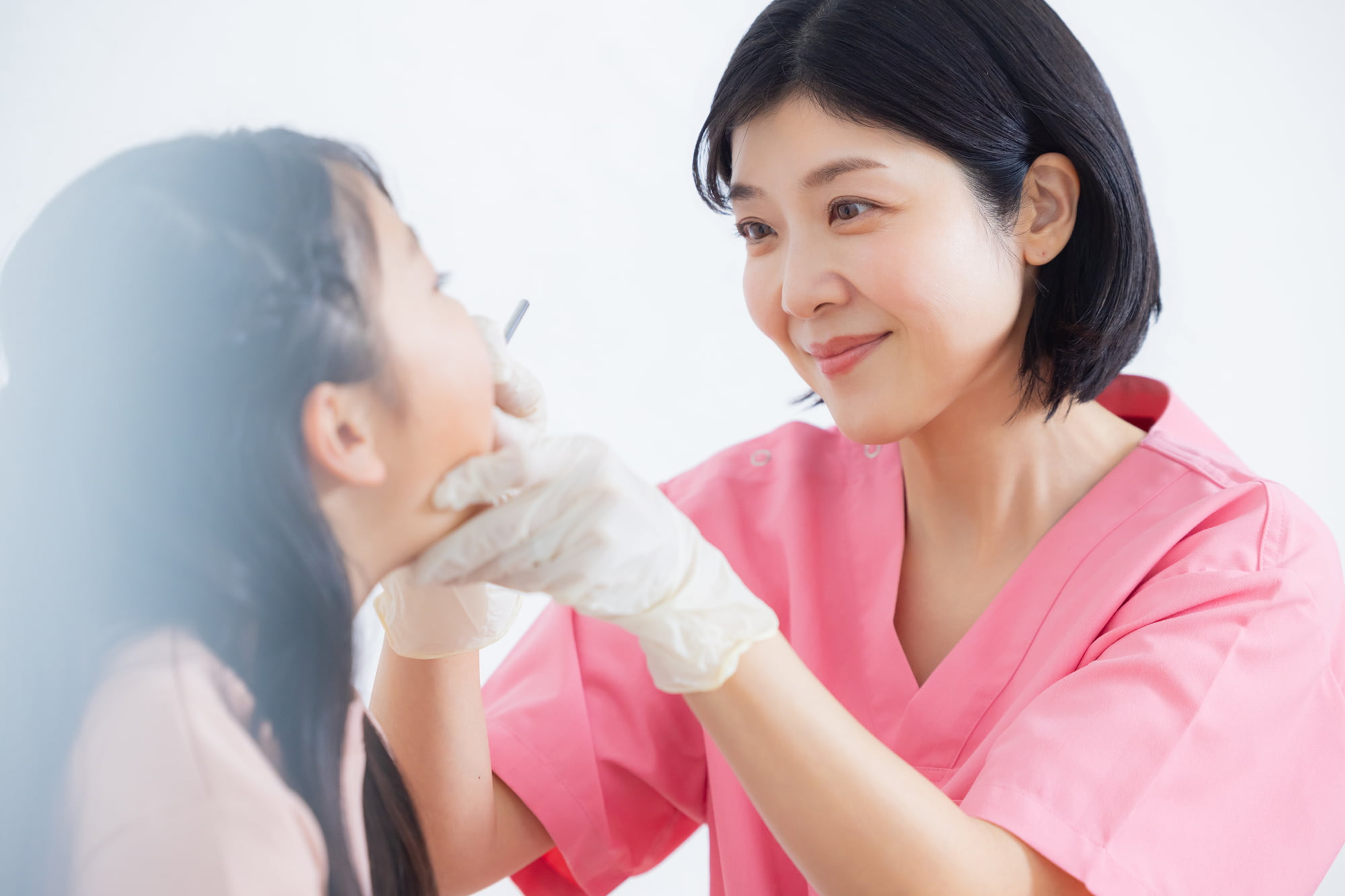 歯科医院で女の子が診察を受ける様子